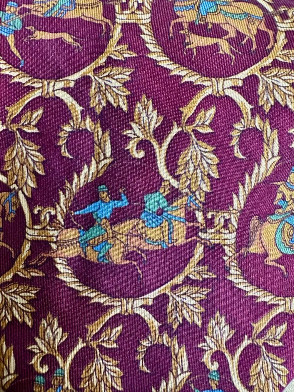 Salvatore Ferragamo Burgundy Medieval Equestrian Hunt Tie 100% Silk Italy 3.25
